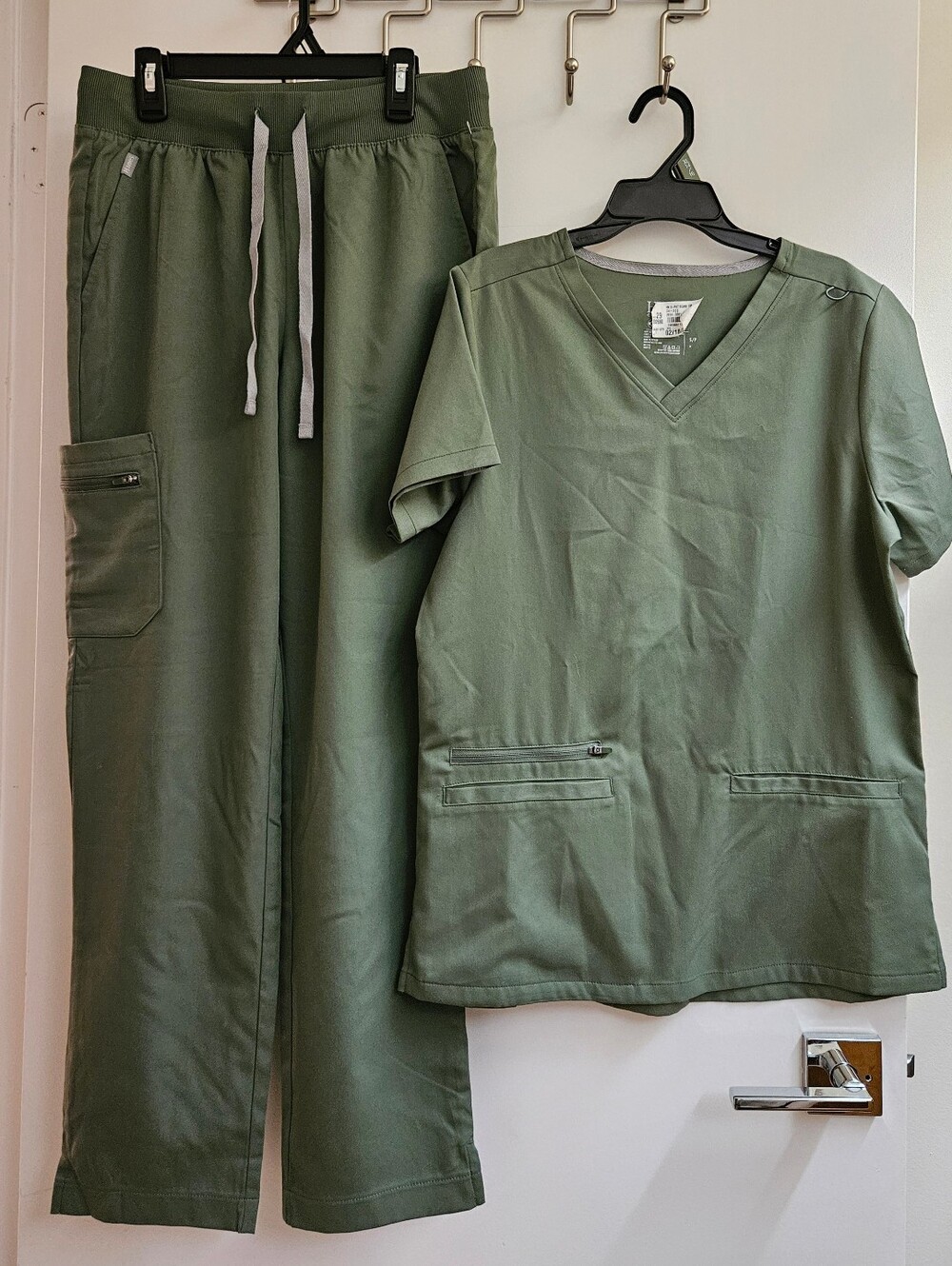 Hanes Premium Scrubs Womens Olive Green V-Neck Top Pants Set NWOT, Small